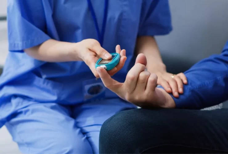 Medico controlando diabetes